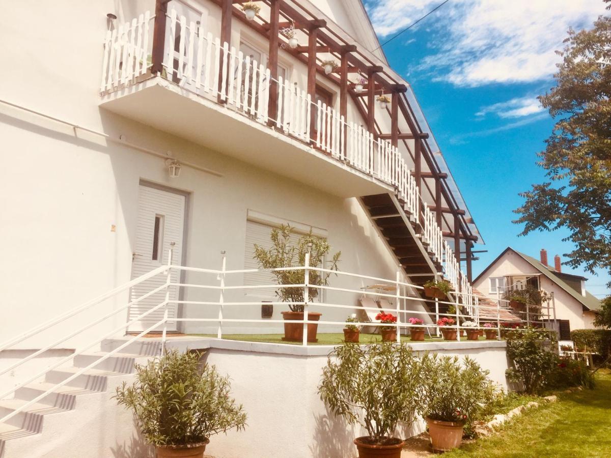 Lelle -Kert Apartman 03 Балатонлеле Екстериор снимка